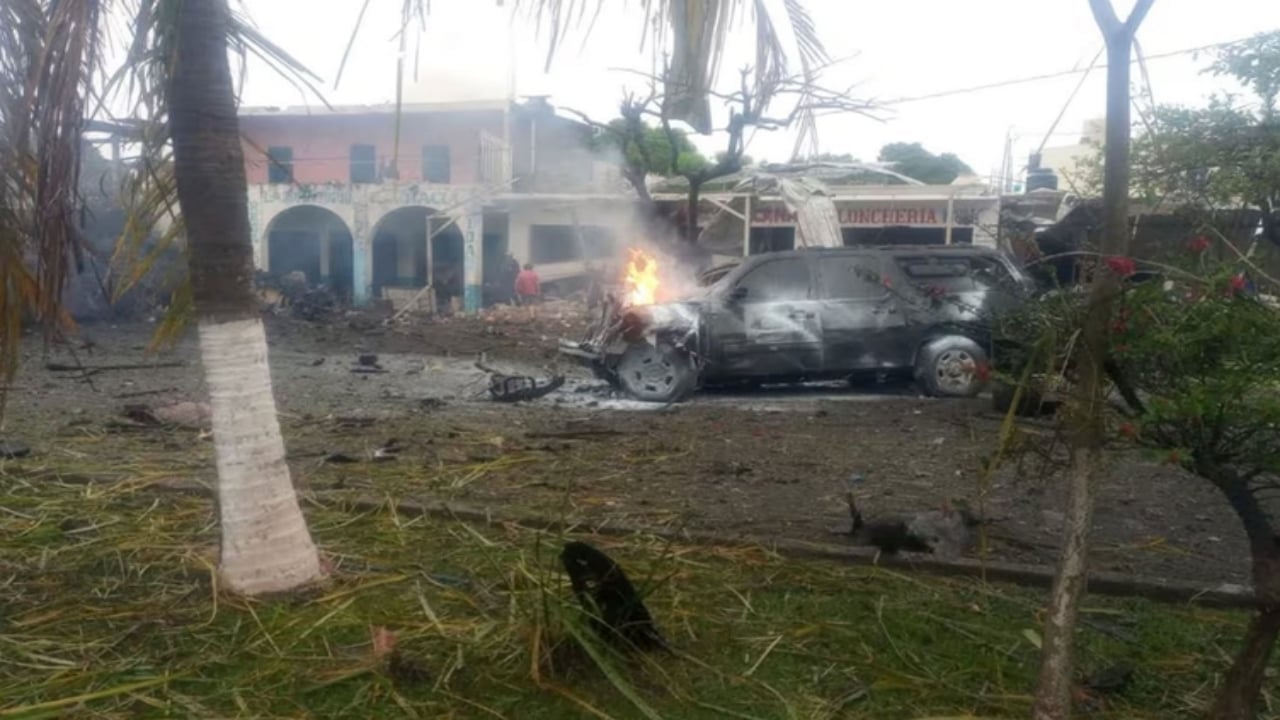 Foto - Karakolun önünde araç patladı! 3’ü polis 5 kişi hayatını kaybetti! İki ihtimal üzerinde duruluyor