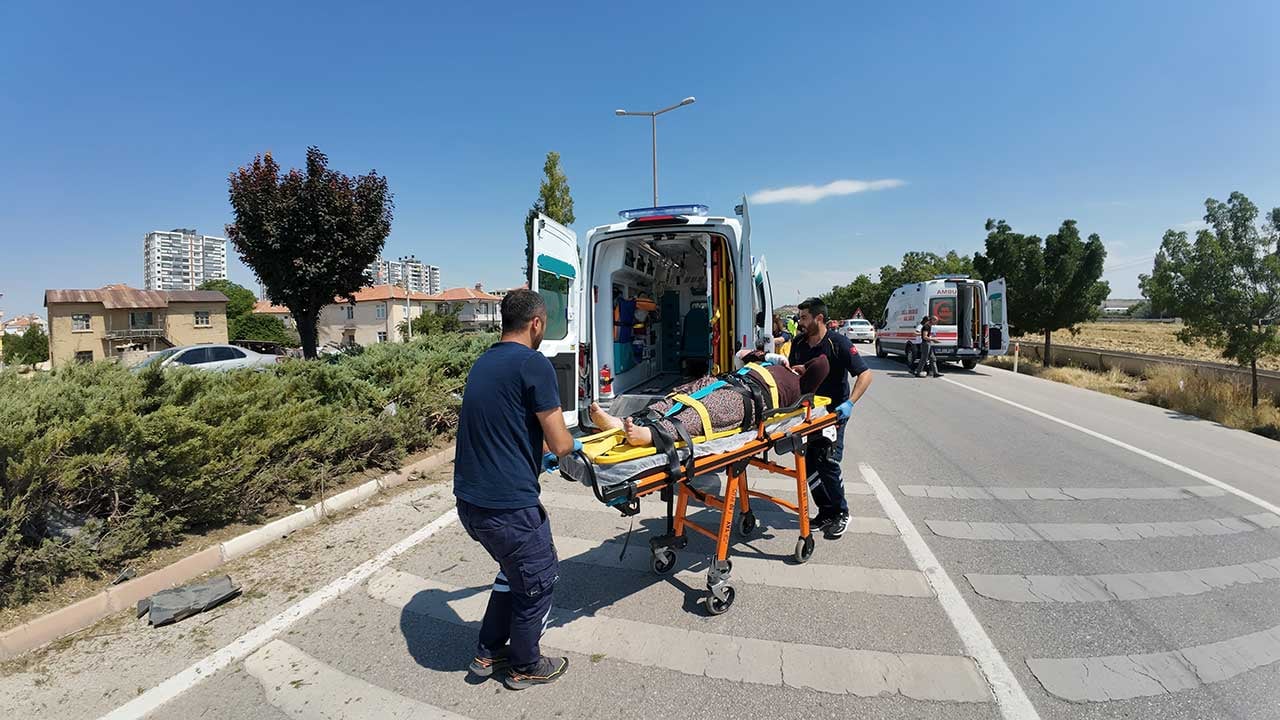 Foto - Karaman'da can pazarı! Direğe çarpan otomobil hurdaya döndü, eşinin başından bir an olsun ayrılmadı!