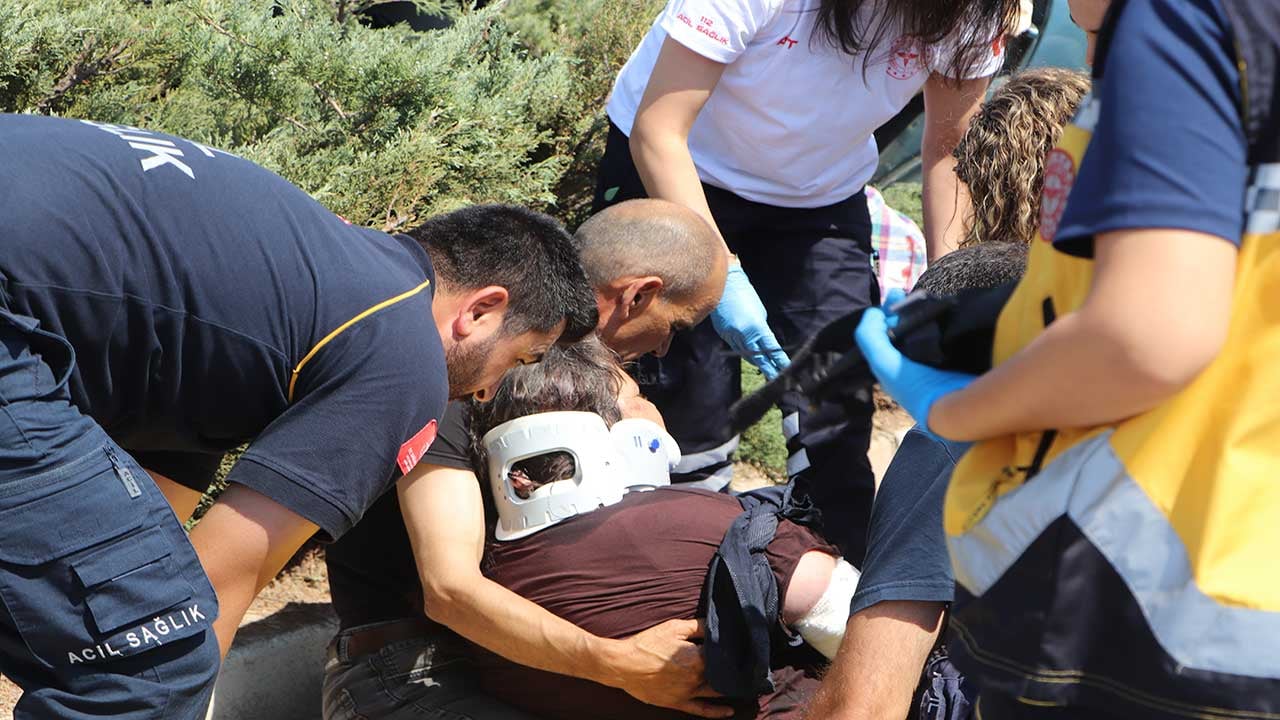 Foto - Karaman'da can pazarı! Direğe çarpan otomobil hurdaya döndü, eşinin başından bir an olsun ayrılmadı!