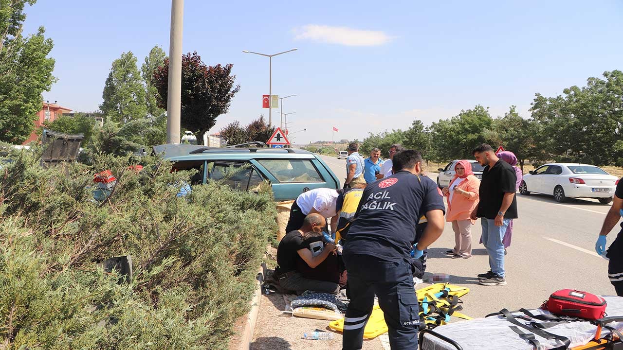 Karaman'da can pazarı! Direğe çarpan otomobil hurdaya döndü, eşinin başından bir an olsun ayrılmadı!