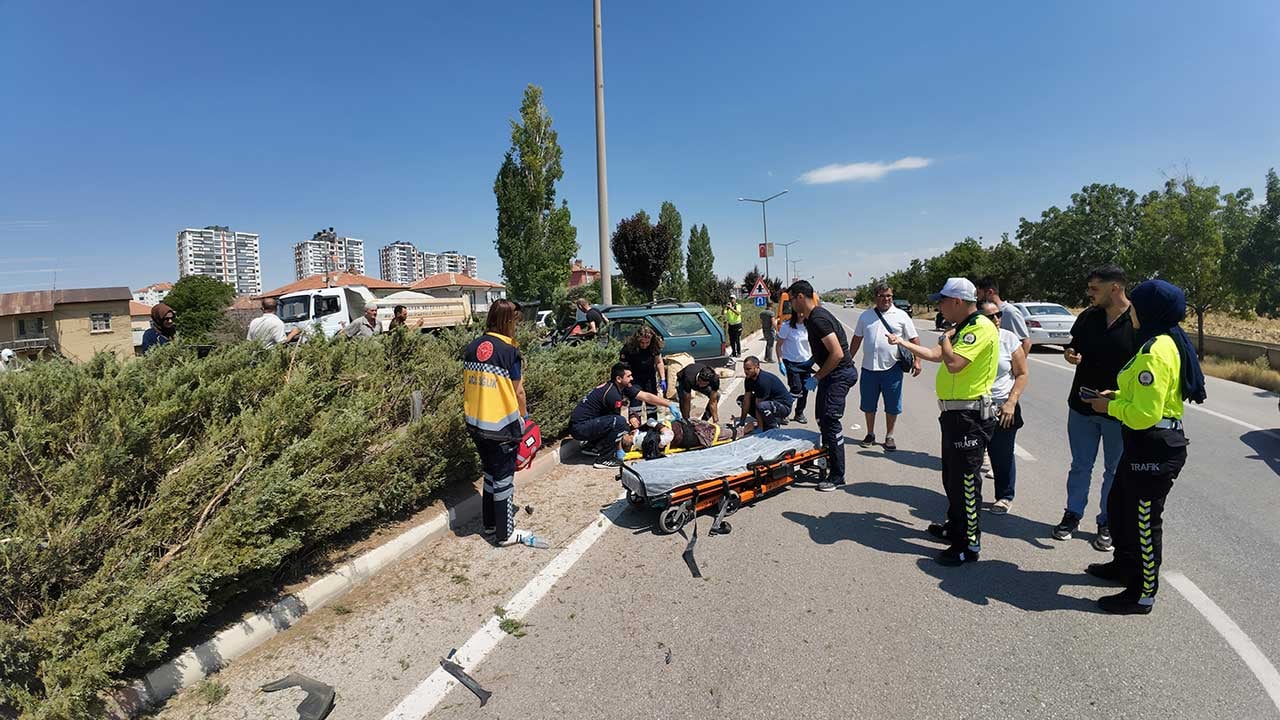 Foto - Karaman'da can pazarı! Direğe çarpan otomobil hurdaya döndü, eşinin başından bir an olsun ayrılmadı!