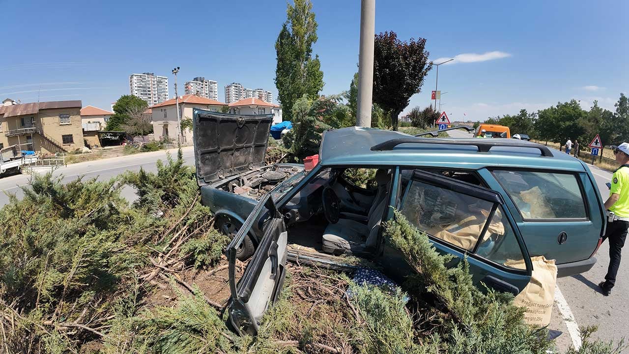 Foto - Karaman'da can pazarı! Direğe çarpan otomobil hurdaya döndü, eşinin başından bir an olsun ayrılmadı!