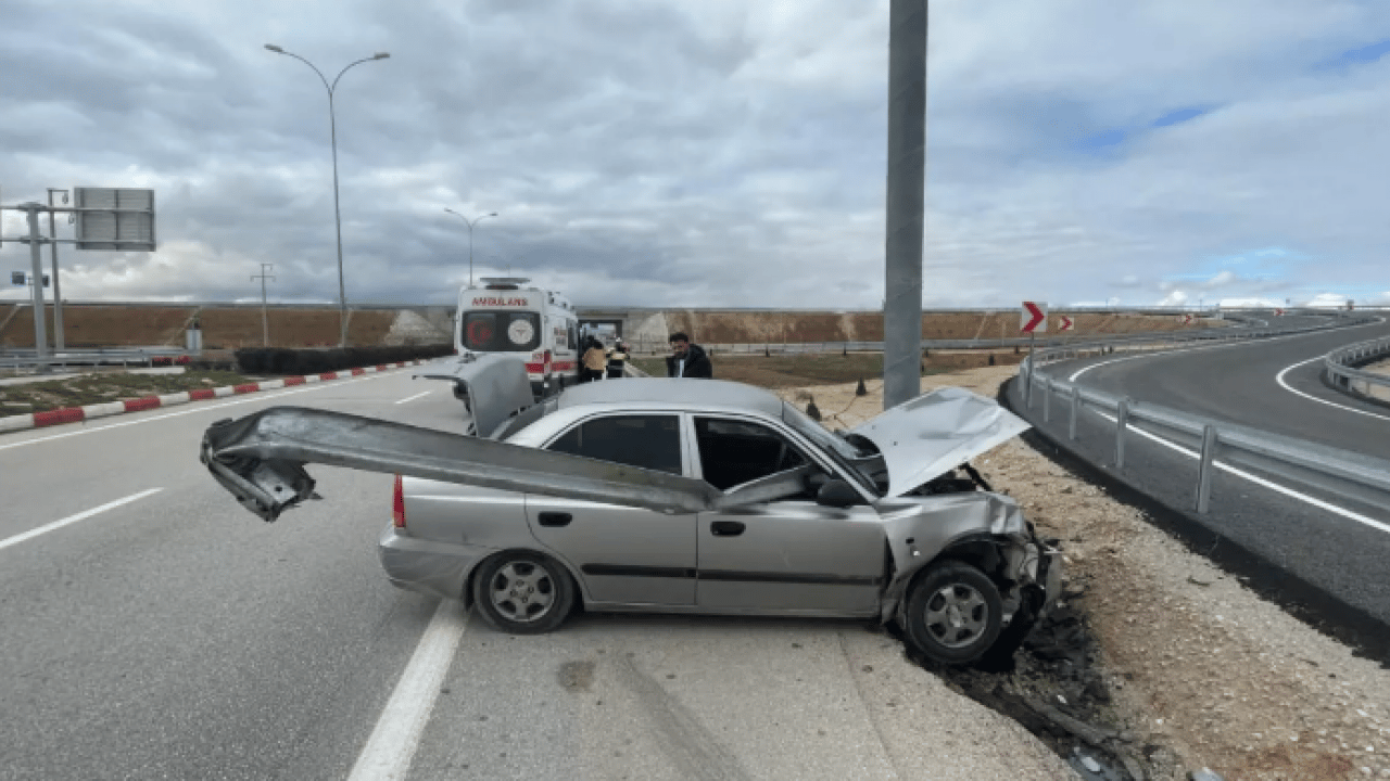 Foto - Karaman'da korkunç görüntü: Otomobil bariyere ok gibi saplandı!