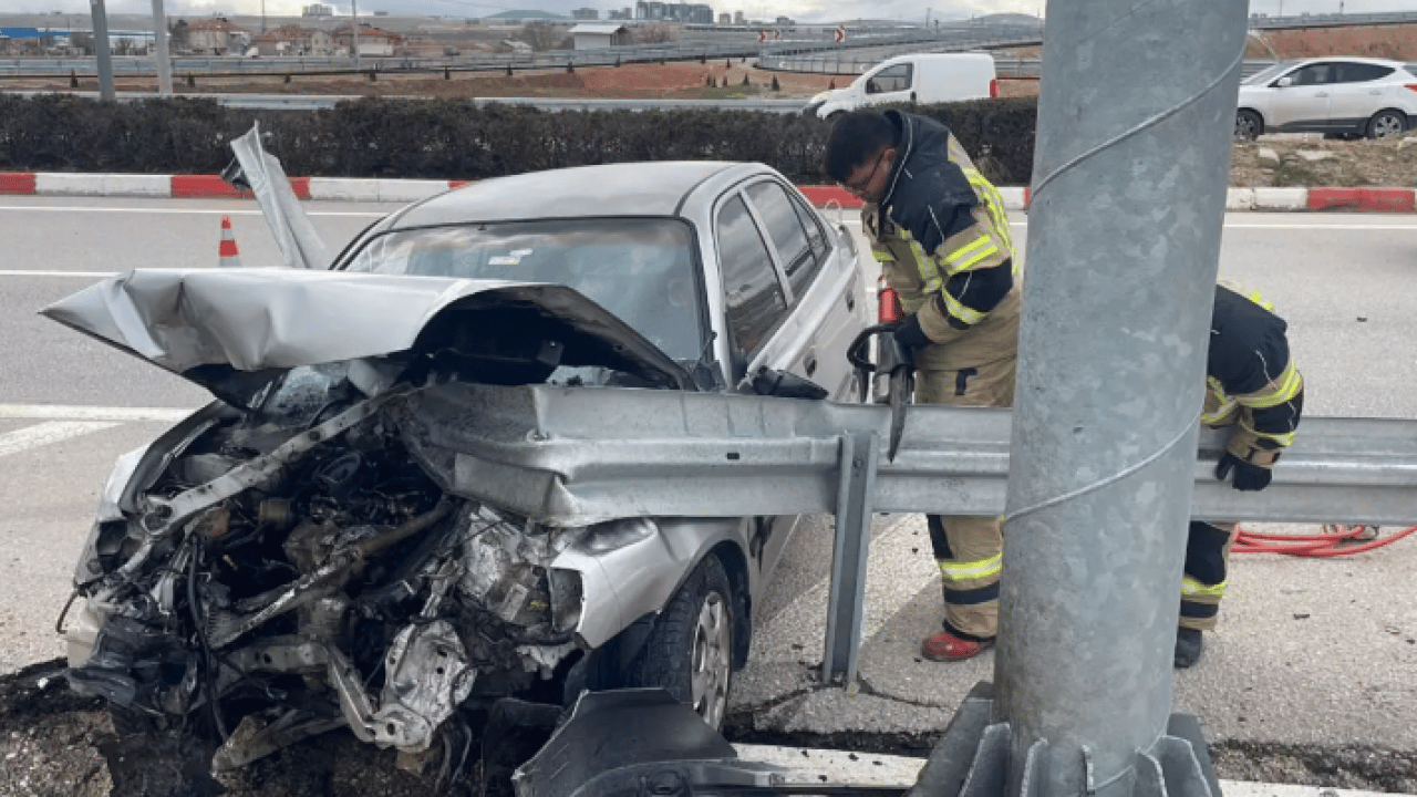 Foto - Karaman'da korkunç görüntü: Otomobil bariyere ok gibi saplandı!