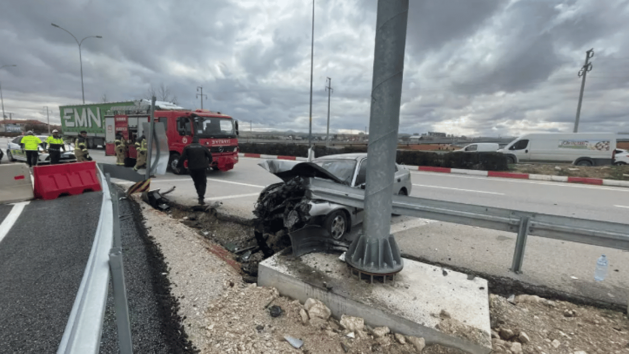 Foto - Karaman'da korkunç görüntü: Otomobil bariyere ok gibi saplandı!