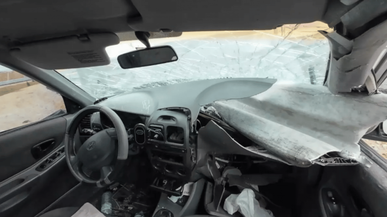 Foto - Karaman'da korkunç görüntü: Otomobil bariyere ok gibi saplandı!