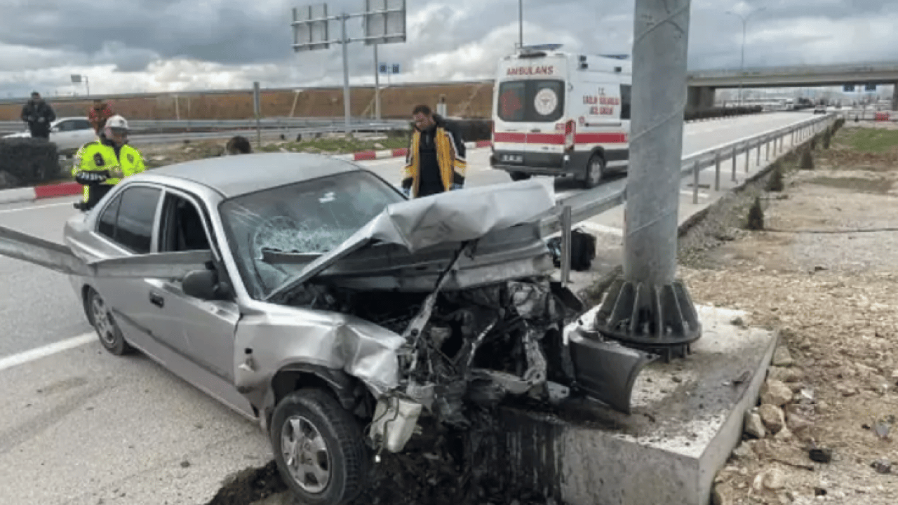 Karaman'da korkunç görüntü: Otomobil bariyere ok gibi saplandı!