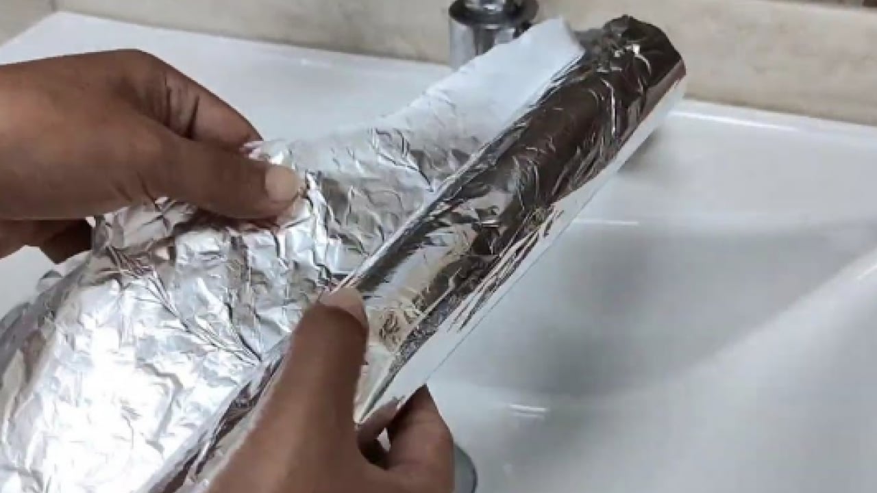 Foto - Kararan takıları ve ocak gözlerini saniyeler içinde yeni gibi yapıyor! Alüminyum folyo ve karbonat...