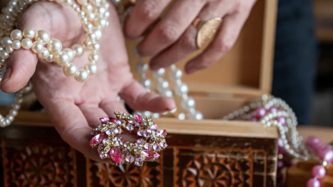 Foto - Kararan takıları ve ocak gözlerini saniyeler içinde yeni gibi yapıyor! Alüminyum folyo ve karbonat...