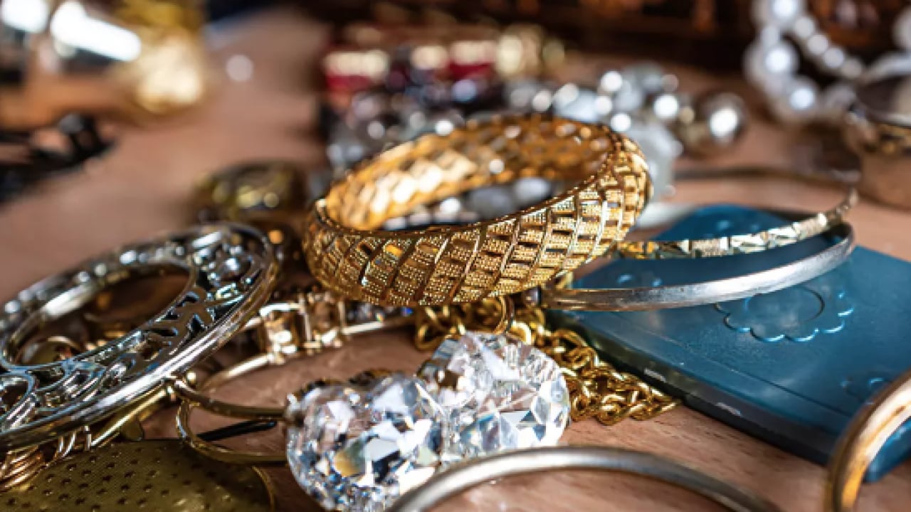 Foto - Kararan takıları ve ocak gözlerini saniyeler içinde yeni gibi yapıyor! Alüminyum folyo ve karbonat...