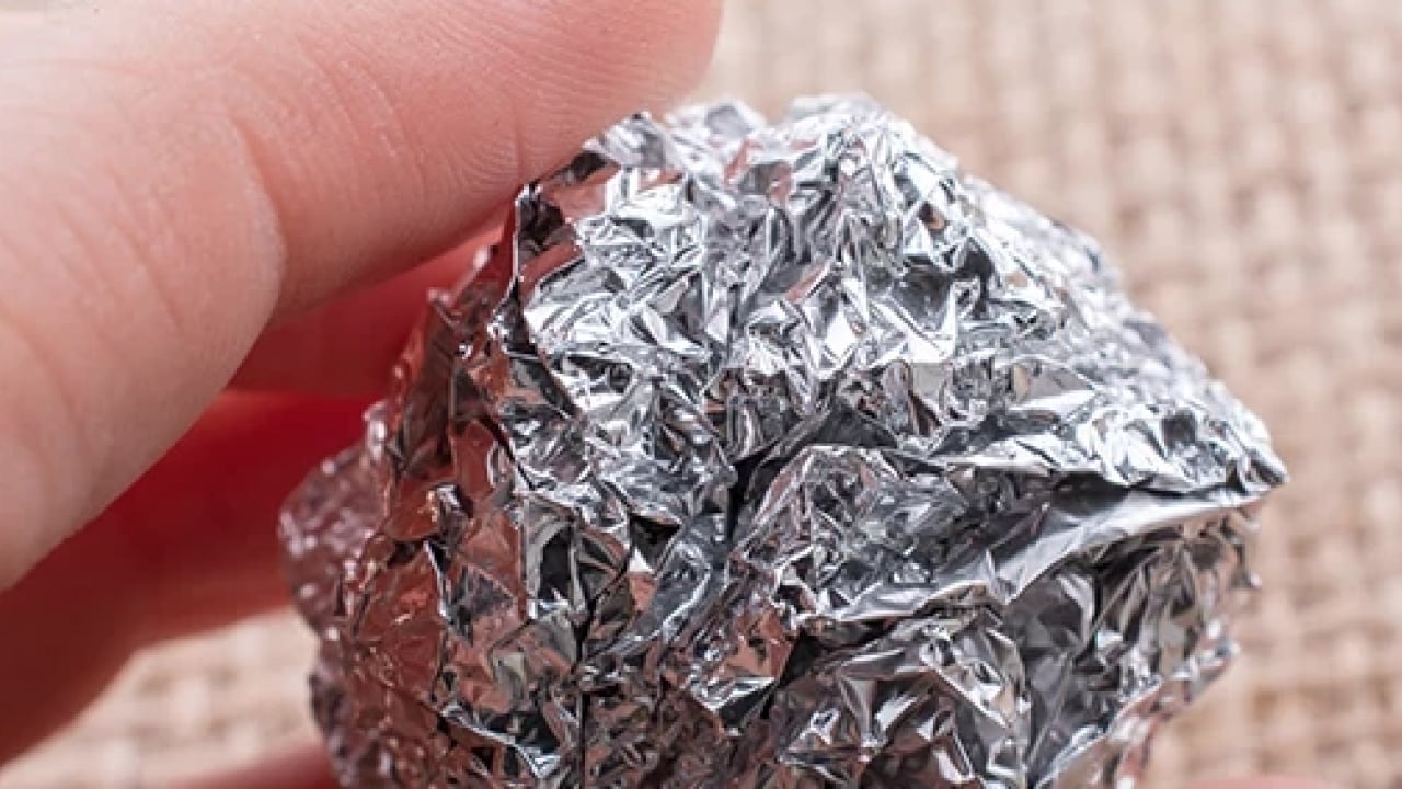 Foto - Kararan takıları ve ocak gözlerini saniyeler içinde yeni gibi yapıyor! Alüminyum folyo ve karbonat...