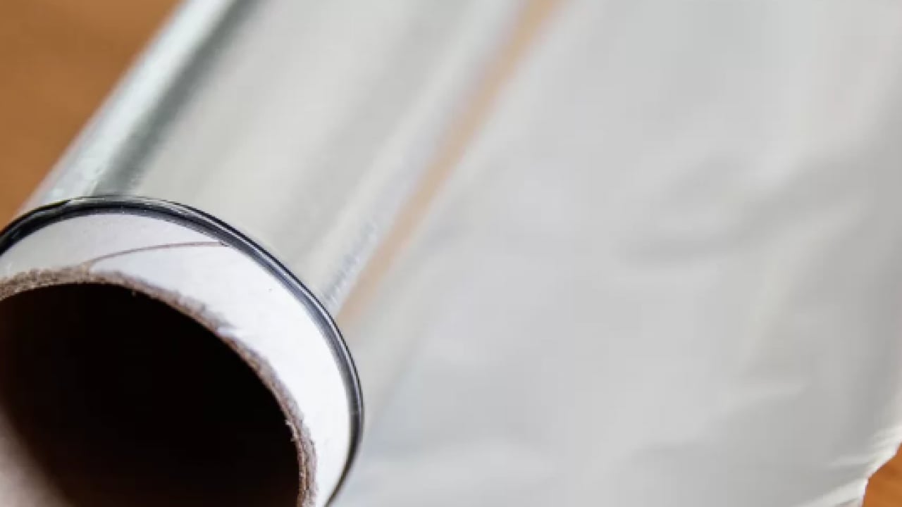 Foto - Kararan takıları ve ocak gözlerini saniyeler içinde yeni gibi yapıyor! Alüminyum folyo ve karbonat...