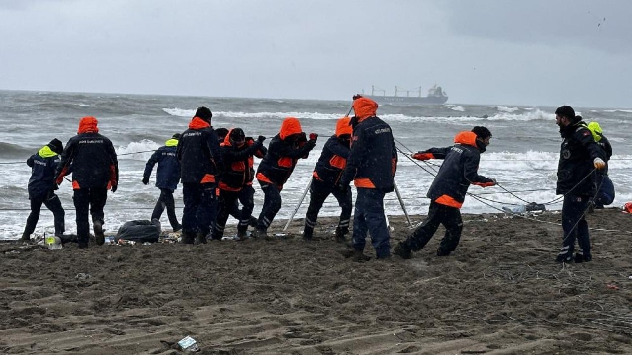 Foto - Karaya oturan gemide mürettebat tahliye ediliyor