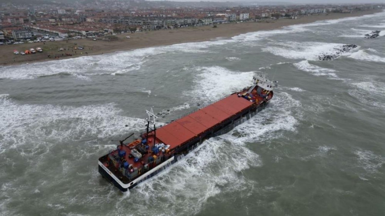 Foto - Karaya oturan gemide mürettebat tahliye ediliyor