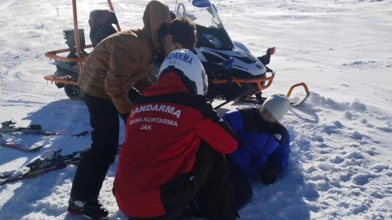 Foto - Karda mahsur kalanları JAK Timi kurtardı