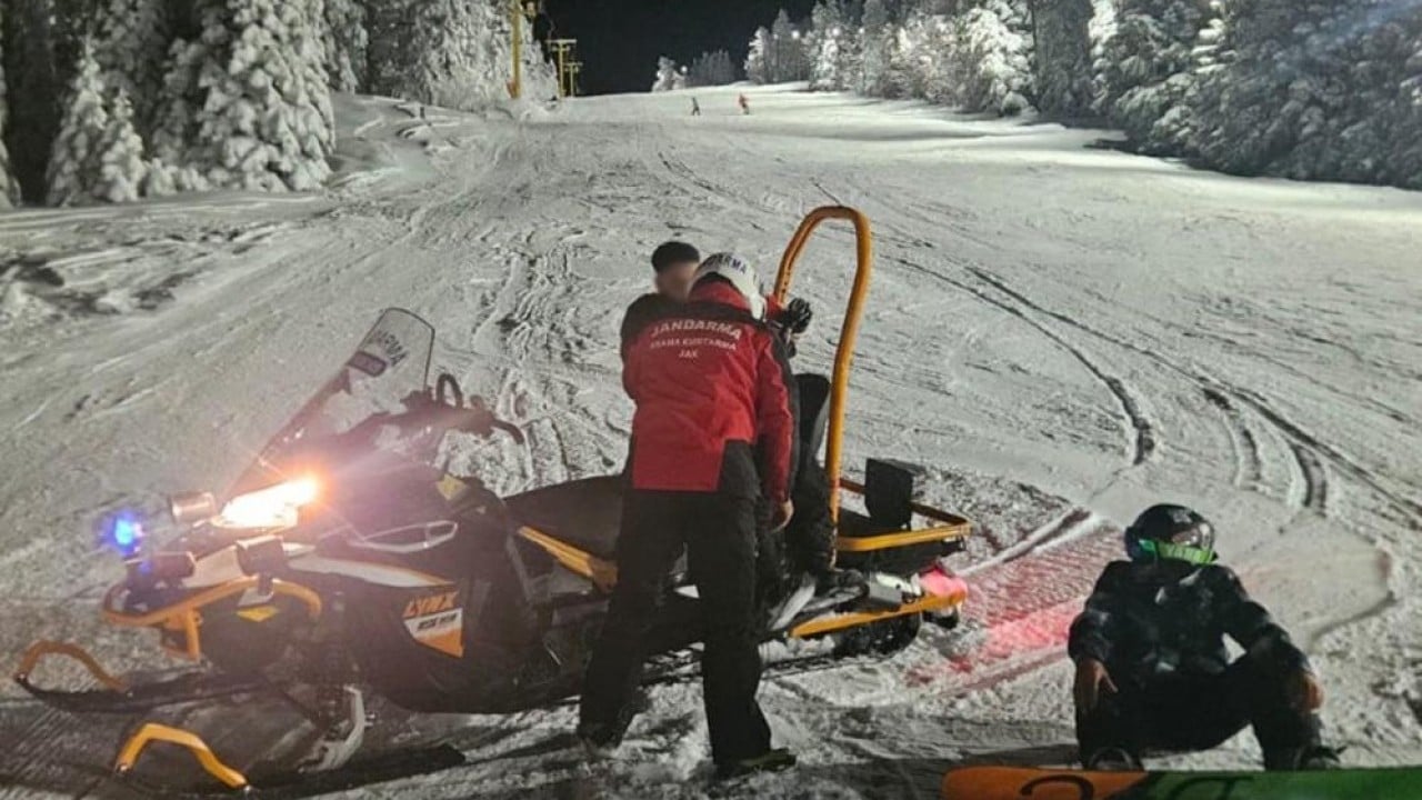 Karda mahsur kalanları JAK Timi kurtardı