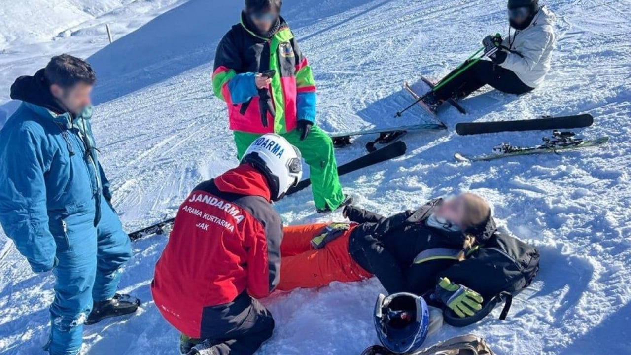 Foto - Karda mahsur kalanları JAK Timi kurtardı