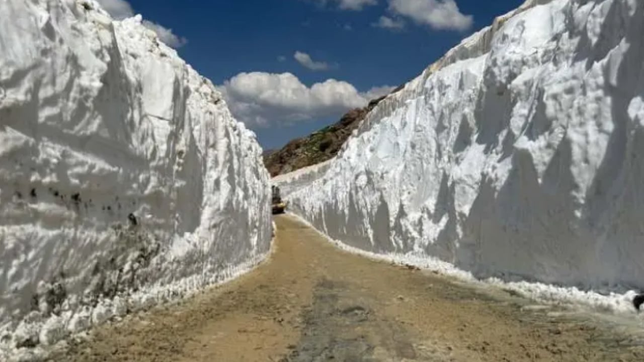 Foto - Kardan duvarı gören şaşırıyor! Temmuz ortasına karla savaş!
