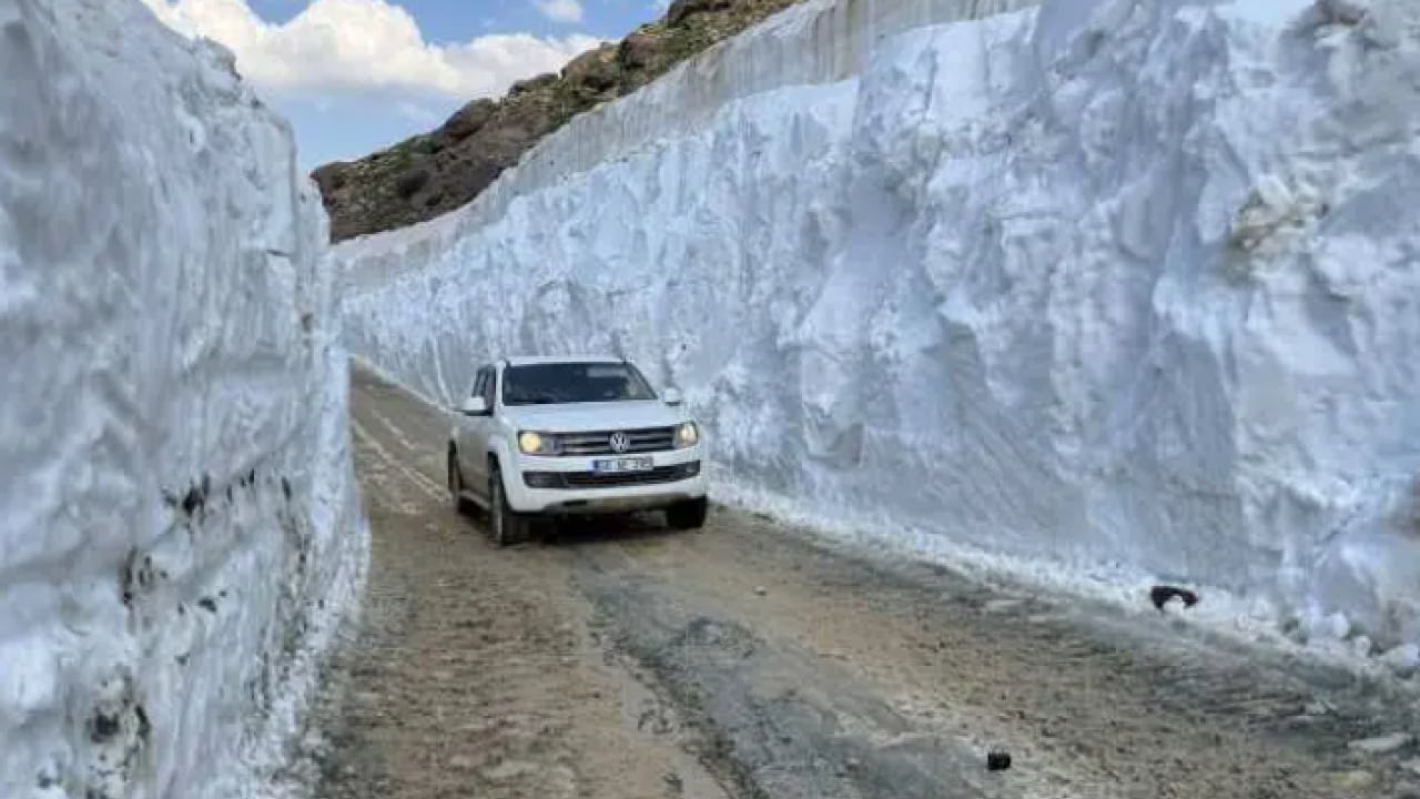 Foto - Kardan duvarı gören şaşırıyor! Temmuz ortasına karla savaş!