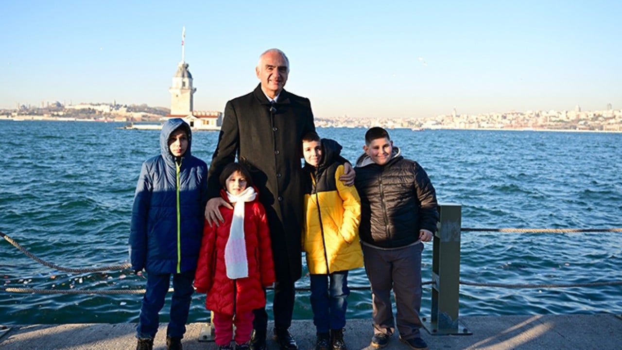 Kardan Kız Kulesi yapan çocukları Kız kulesi'nde ağırladı