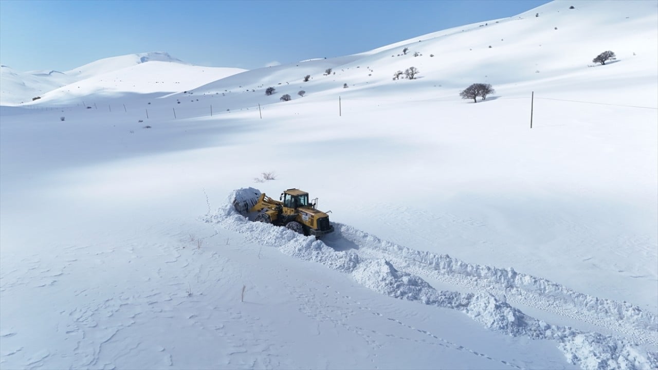 Foto - Karın 2 metreye ulaştığı köylerde yollar böyle açılıyor