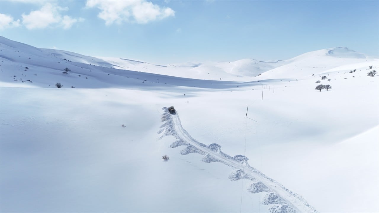 Karın 2 metreye ulaştığı köylerde yollar böyle açılıyor