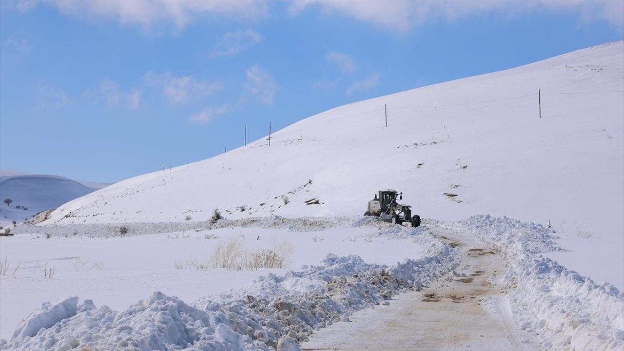 Foto - Karın 2 metreye ulaştığı köylerde yollar böyle açılıyor
