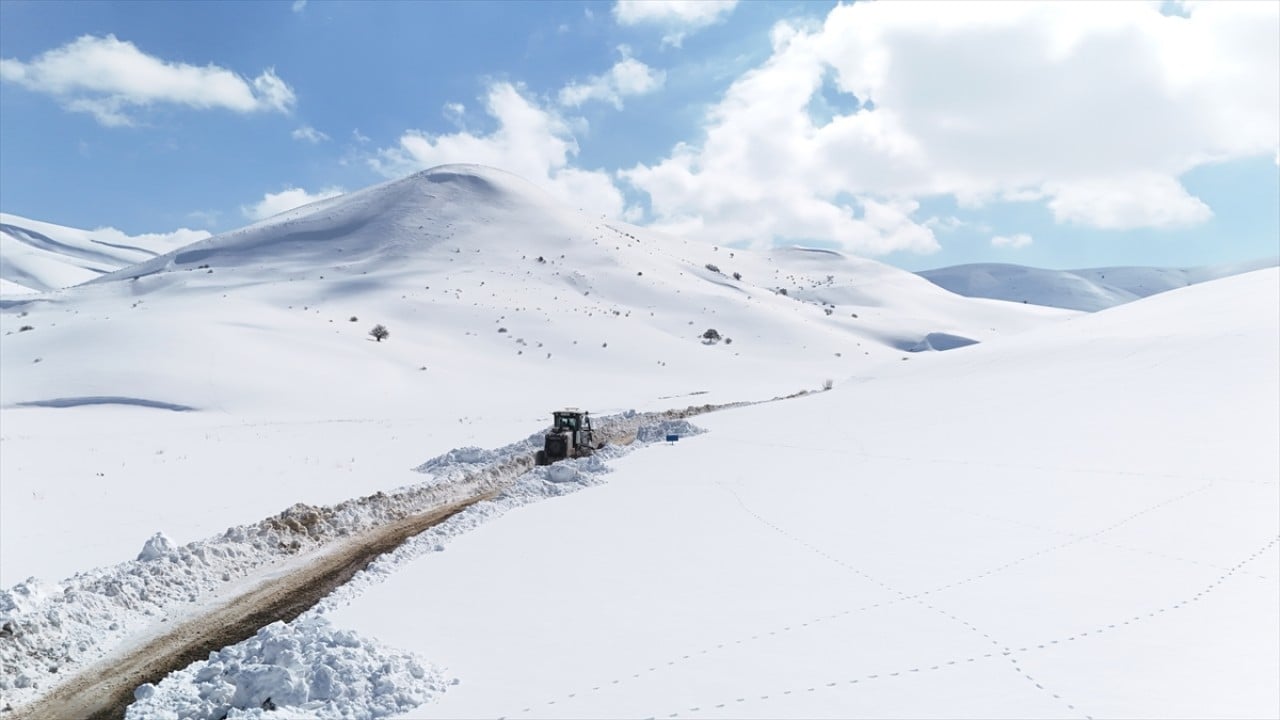 Foto - Karın 2 metreye ulaştığı köylerde yollar böyle açılıyor