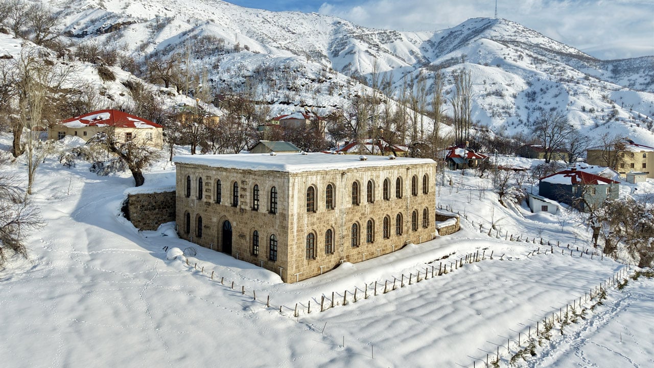 Karla gelen görsel şölen! Tarihi yapılar göz kamaştırdı