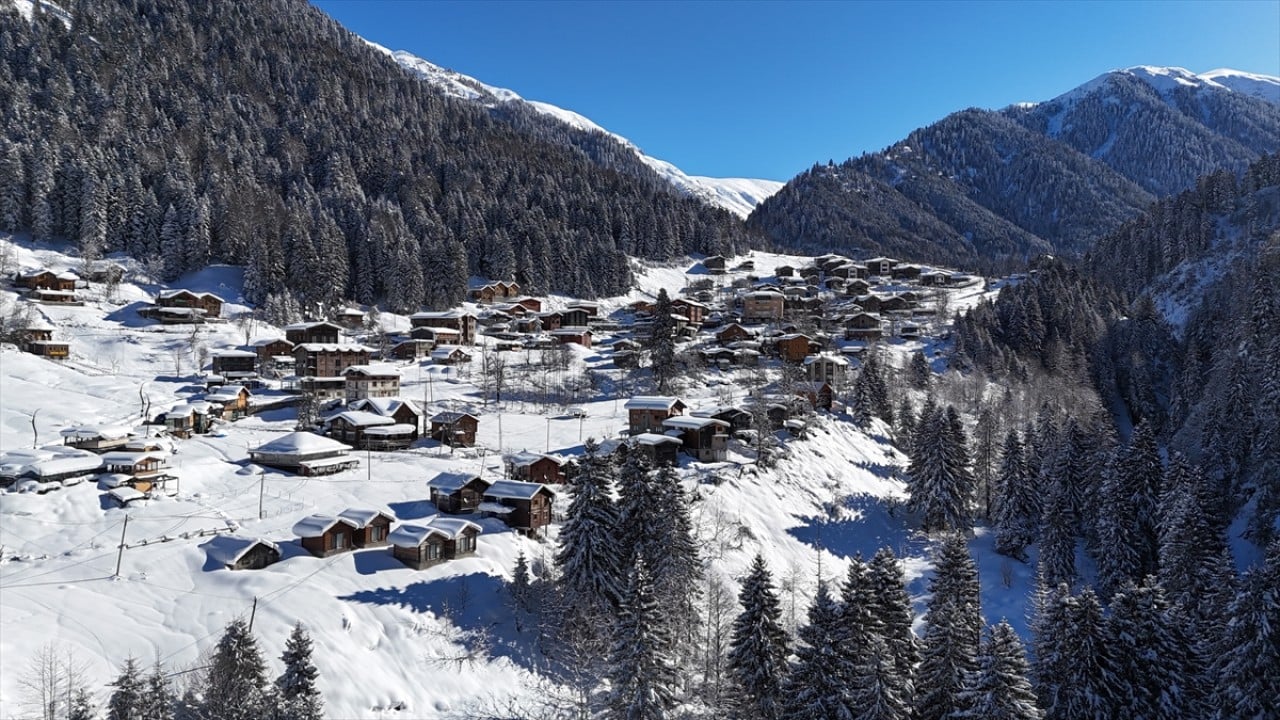 Karla kaplı ünlü Ayder Yaylası dronla böyle görüntülendi