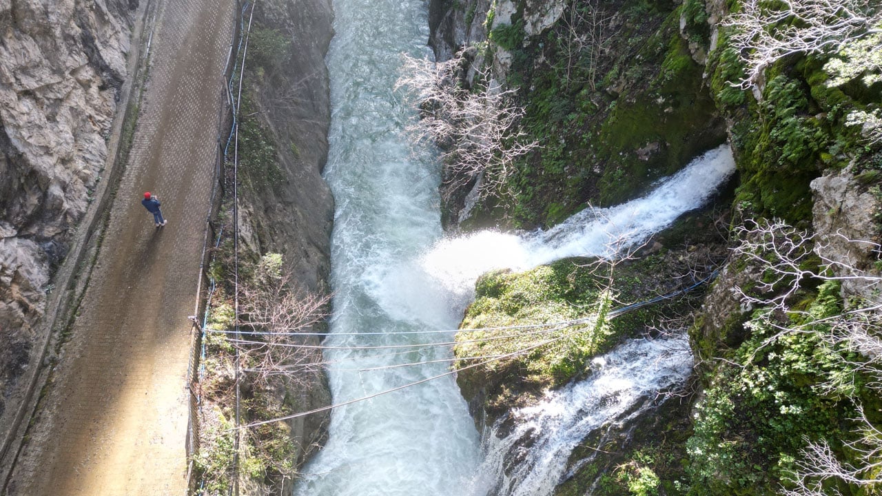Foto - Karlar eridi, sürpriz ortaya çıktı! Ünlü şelalede ikinci çağlayan oluştu