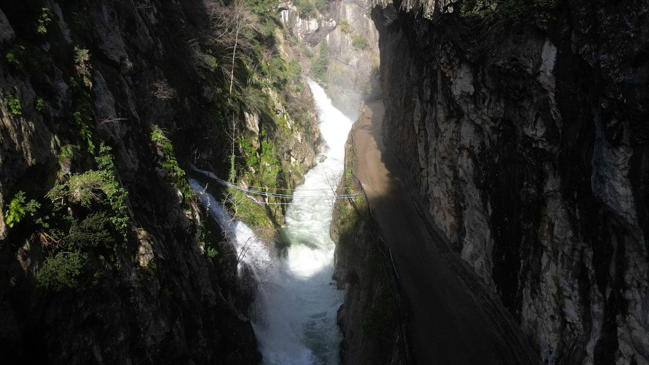 Foto - Karlar eridi, sürpriz ortaya çıktı! Ünlü şelalede ikinci çağlayan oluştu