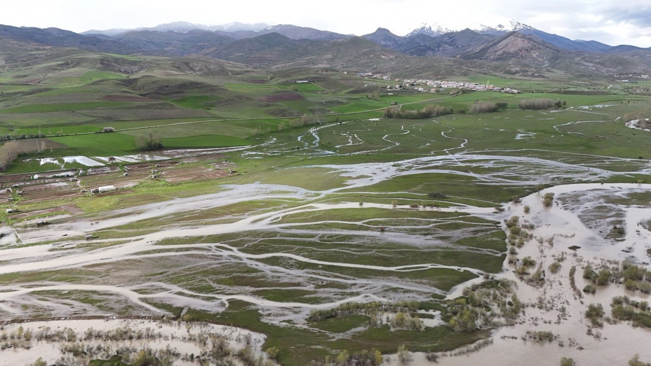 Foto - Karlar eridi, yağmur yağdı... Nehirler taştı, her yeri su bastı!