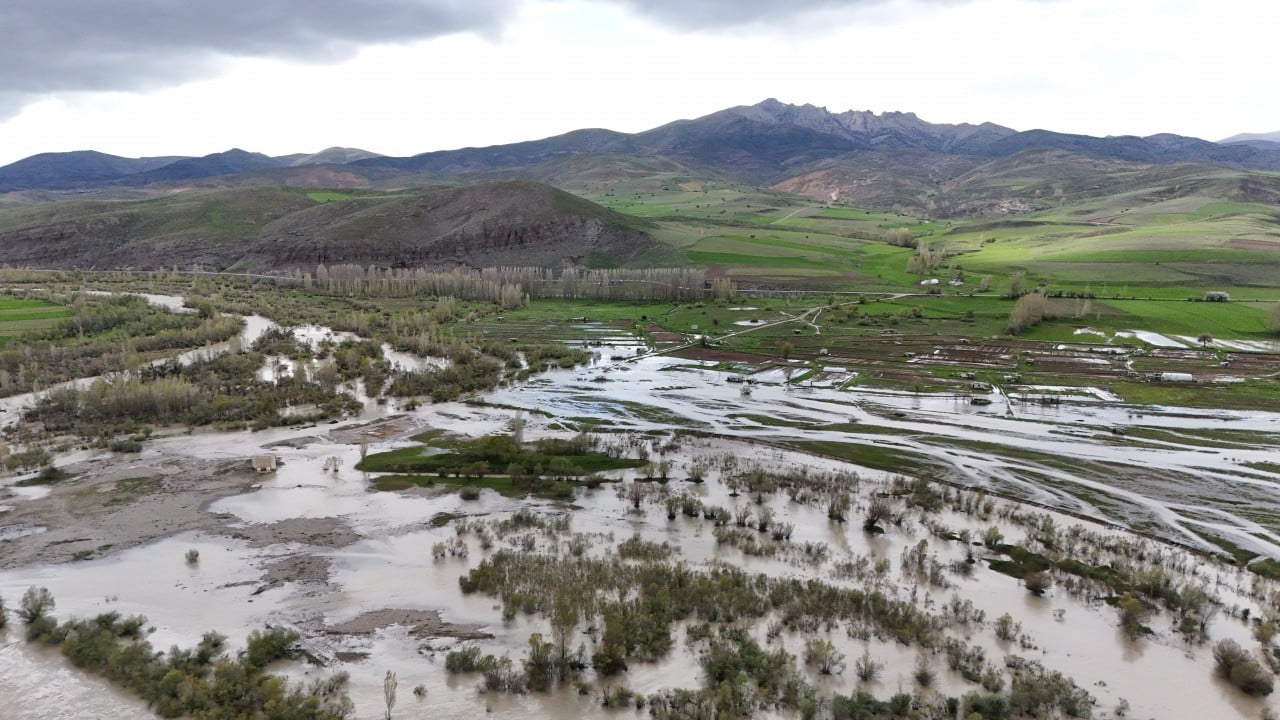 Foto - Karlar eridi, yağmur yağdı... Nehirler taştı, her yeri su bastı!