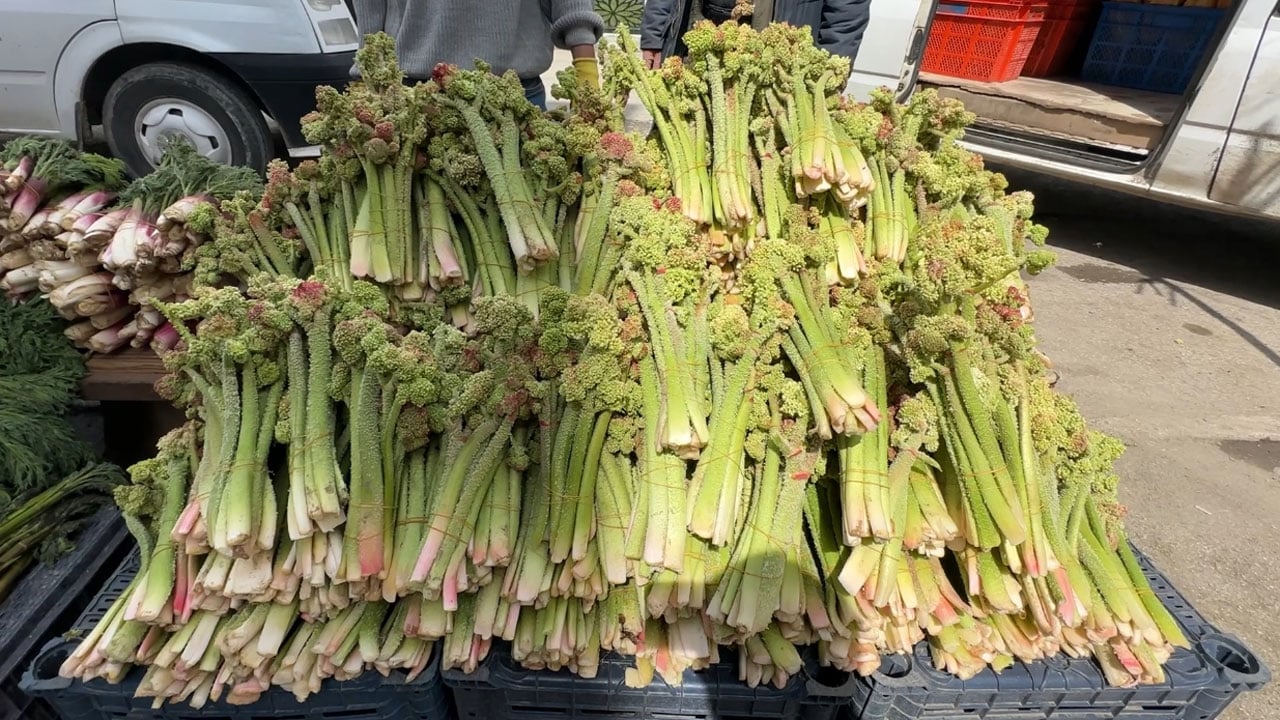 Foto - Karlar erimeden tezgaha çıktı! Yayla muzunun destesi 150 lira