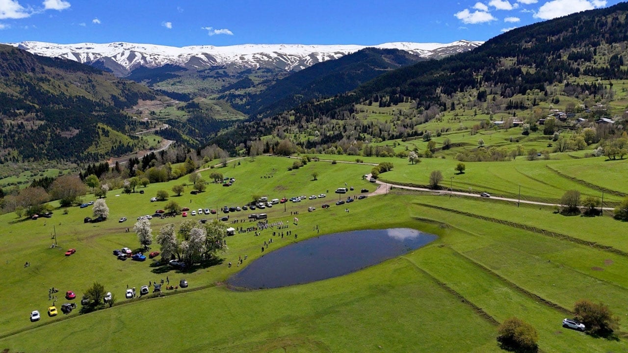 Karlar eriyince ortaya çıktı! Artvin’in geçici gölü büyülüyor