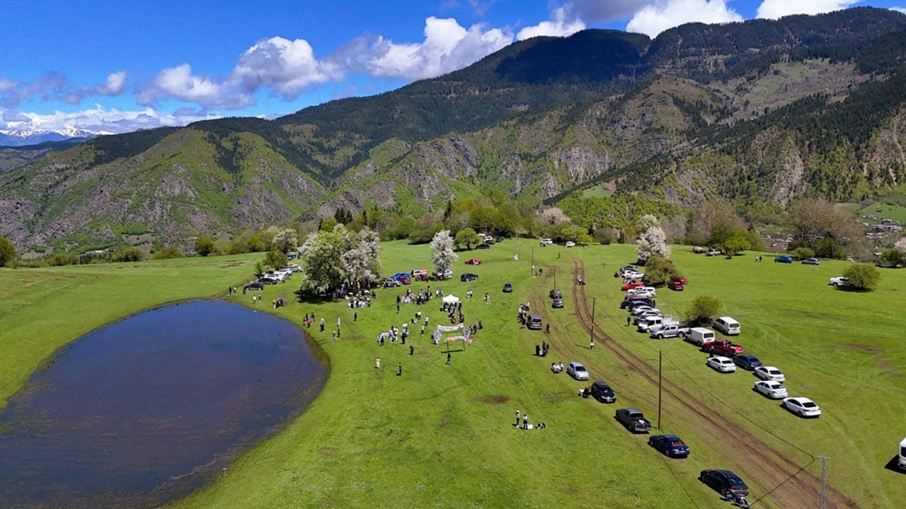Foto - Karlar eriyince ortaya çıktı! Artvin’in geçici gölü büyülüyor