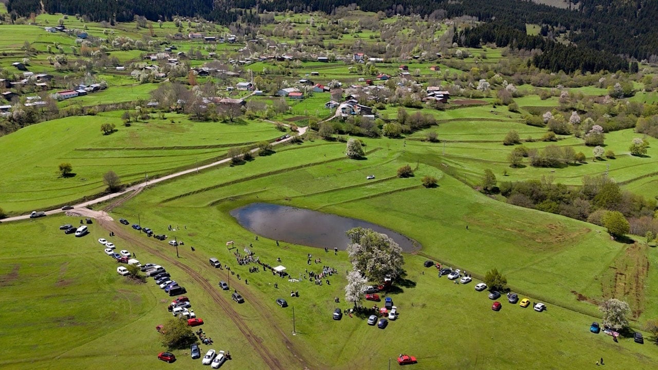 Foto - Karlar eriyince ortaya çıktı! Artvin’in geçici gölü büyülüyor