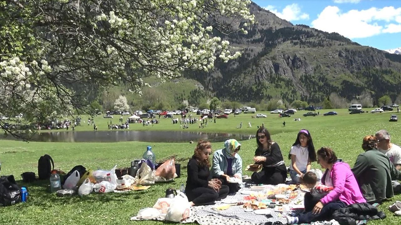 Foto - Karlar eriyince ortaya çıktı! Artvin’in geçici gölü büyülüyor