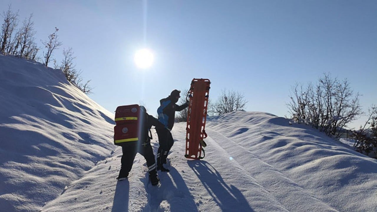 Karlar içinde yürüyerek hastaneye ulaştırdılar
