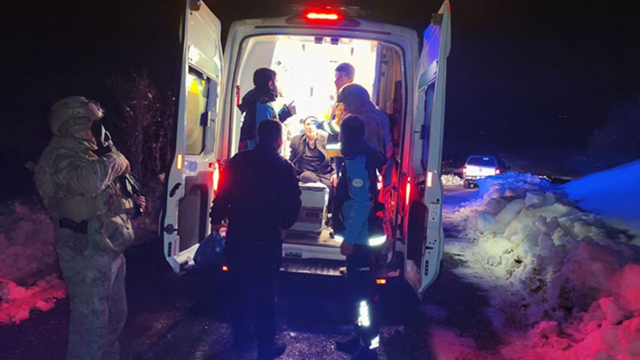 Foto - Karlar içinde yürüyerek hastaneye ulaştırdılar