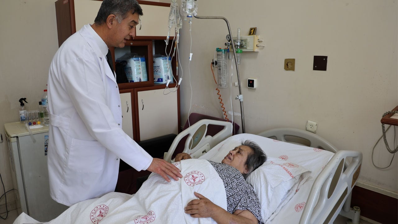 Karnından 40 kilogram kitle çıkarıldı! Bu kez sevinçten ağladı