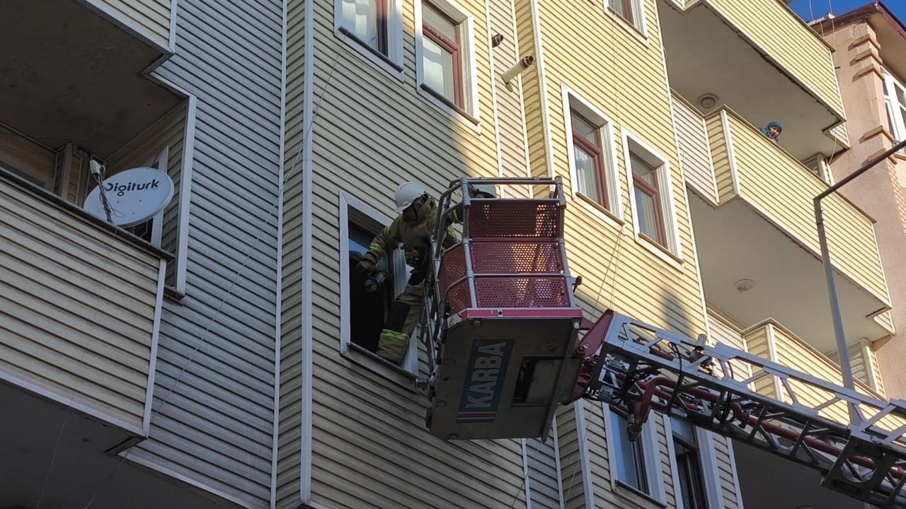 Kars'ta 6 katlı binada korkutan yangın: Sabah saatlerinde facia kıl payı atlatıldı