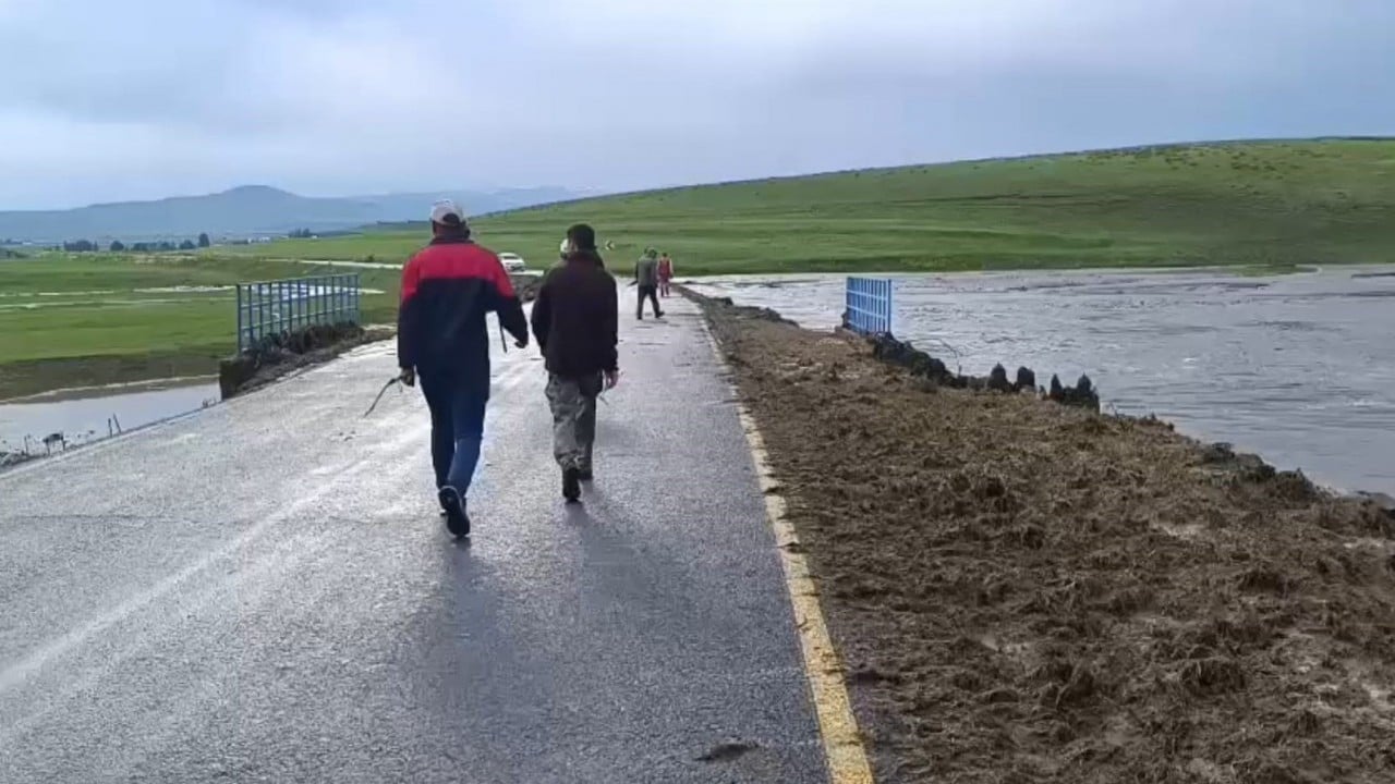 Foto - Kars'ta kuvvetli sağanak dehşet saçtı! Köprüler çöktü, yollar nehre döndü!