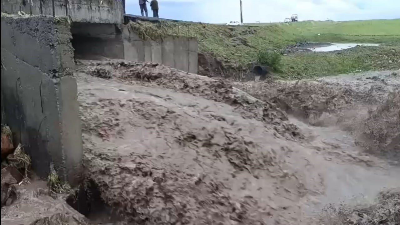 Kars'ta kuvvetli sağanak dehşet saçtı! Köprüler çöktü, yollar nehre döndü!