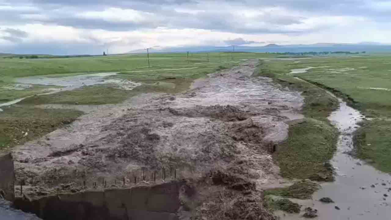 Foto - Kars'ta kuvvetli sağanak sel getirdi