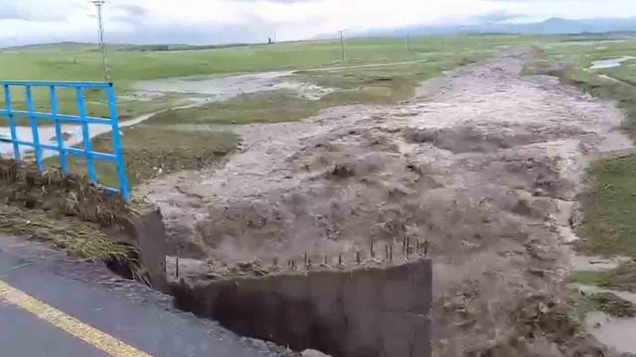 Foto - Kars'ta kuvvetli sağanak sel getirdi