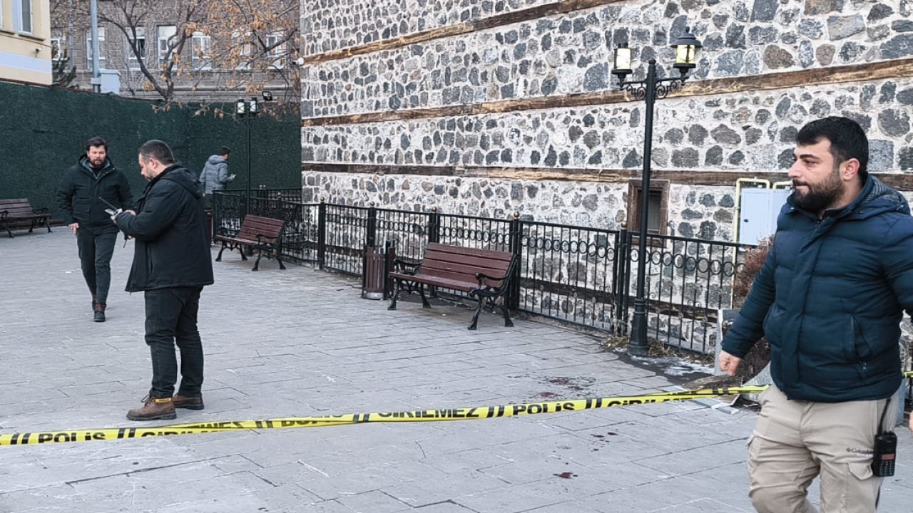 Foto - Kars’ta parkta kanlı hesaplaşma: 7 yaralı, 13 gözaltı!