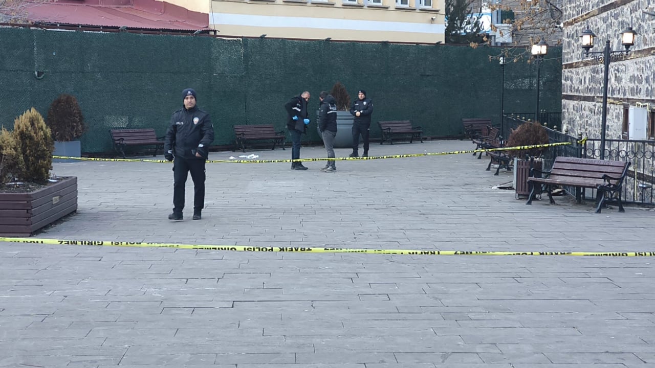 Kars’ta parkta kanlı hesaplaşma: 7 yaralı, 13 gözaltı!