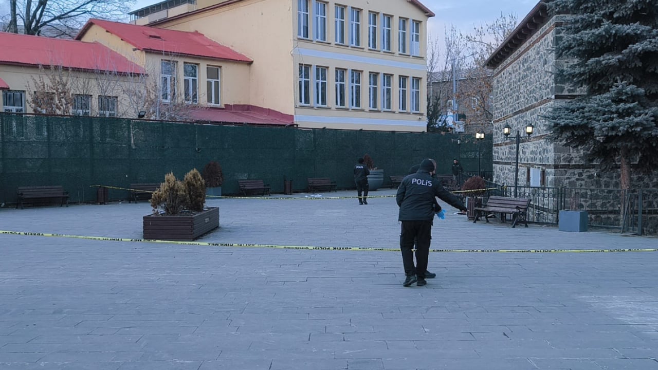 Foto - Kars’ta parkta kanlı hesaplaşma: 7 yaralı, 13 gözaltı!